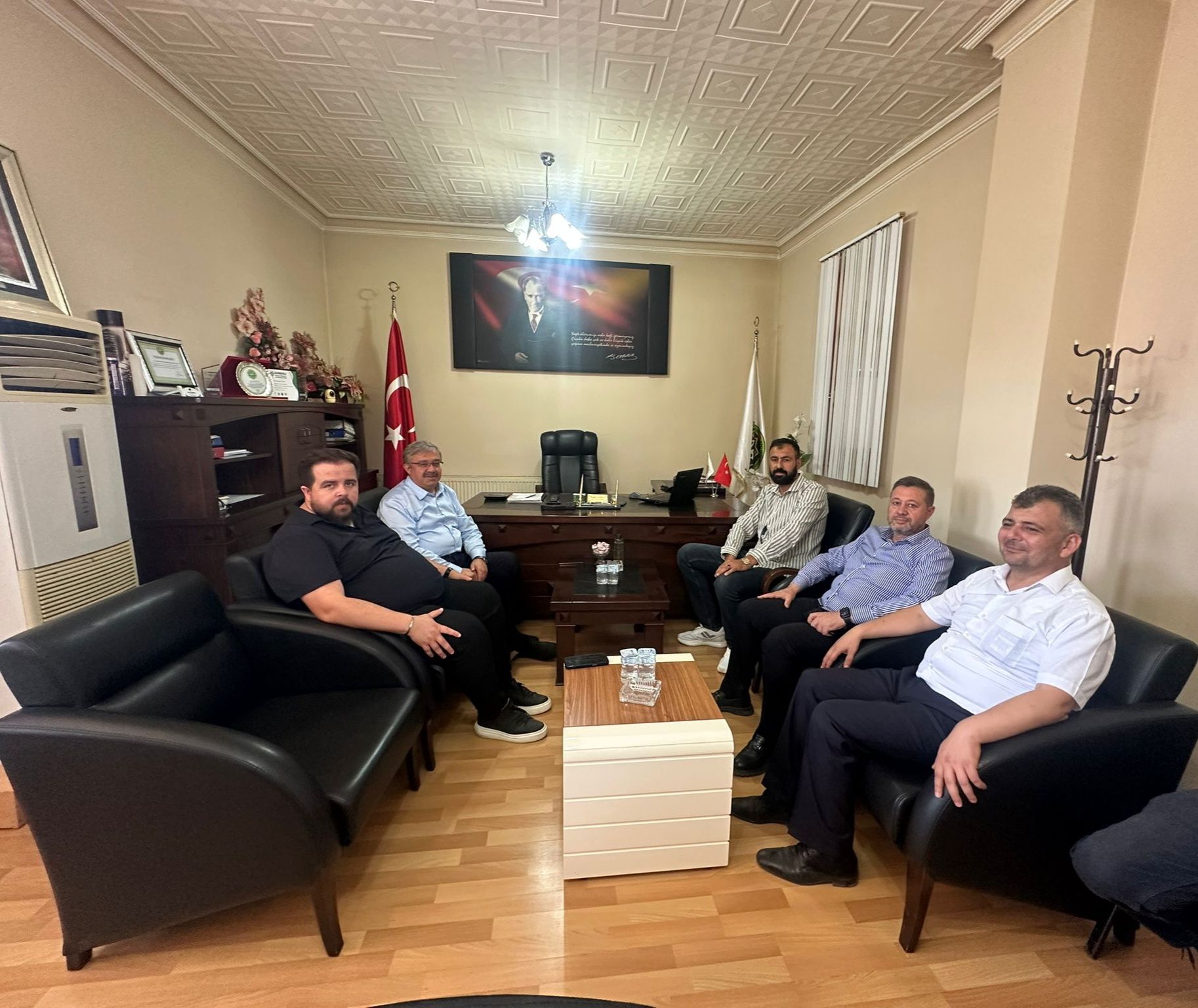
Emirdağ’ı ziyaret eden AK Parti Afyonkarahisar Milletvekili İbrahim Yurdunuseven, Belediye