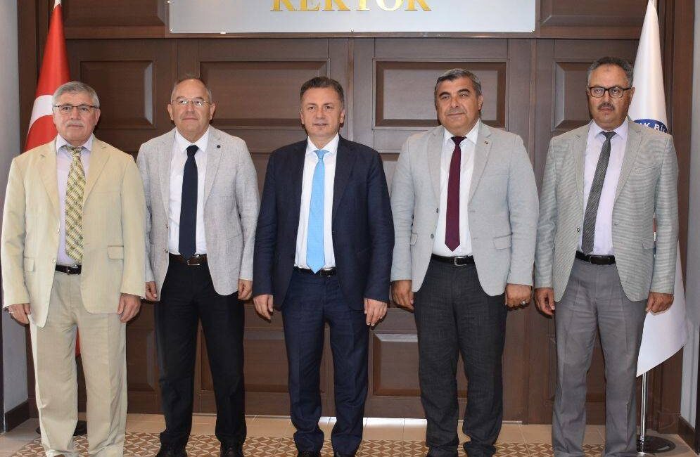 Afyonkarahisar İl Milli Eğitim Müdürü Miraç Sünnetci, beraberindeki müdür yardımcıları