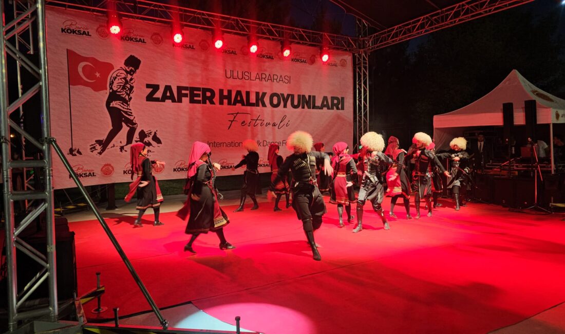 Zafer Haftası etkinlikleri kapsamında Afyonkarahisar’da düzenlenen Uluslararası Halk Oyunları Festivali,