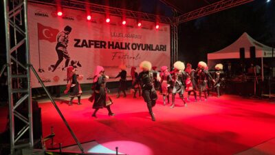 Zafer Haftası etkinlikleri kapsamında Afyonkarahisar’da düzenlenen Uluslararası Halk Oyunları Festivali,