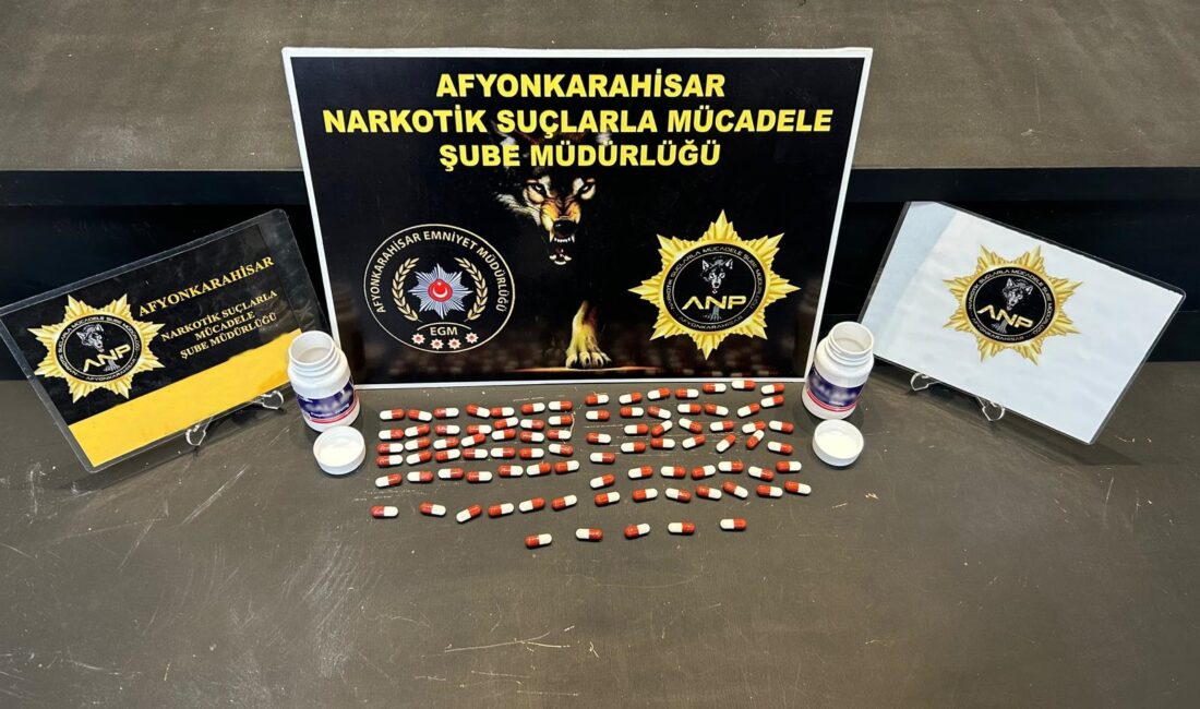 88 adet sentetik ecza ele geçirildi Afyonkarahisar İl Emniyet Müdürlüğü ekipleri, uyuşturucuyla mücadele kapsamında yürüttüğü saha
