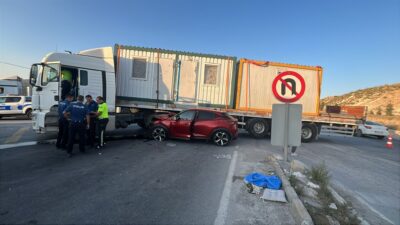 Afyonkarahisar’da otomobilin tıra çarpıştığı kazada aynı aileden 4 kişi yaralandı.