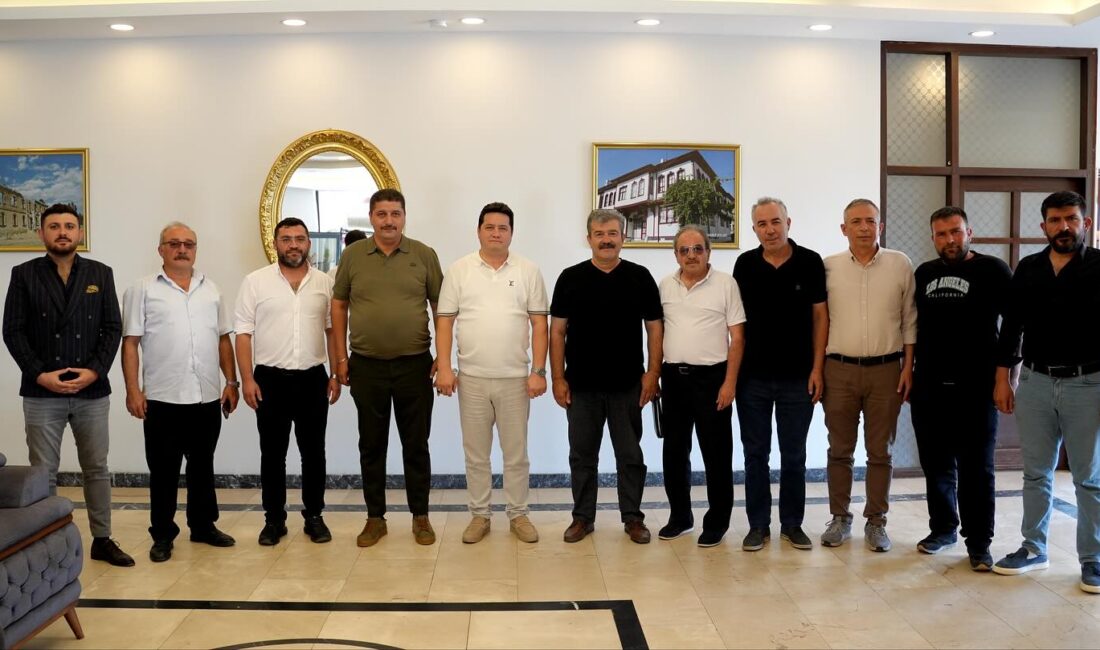 Bolvadin Belediye Başkanı Derviş Aynacı, ilçedeki siyasi parti ilçe başkanları;