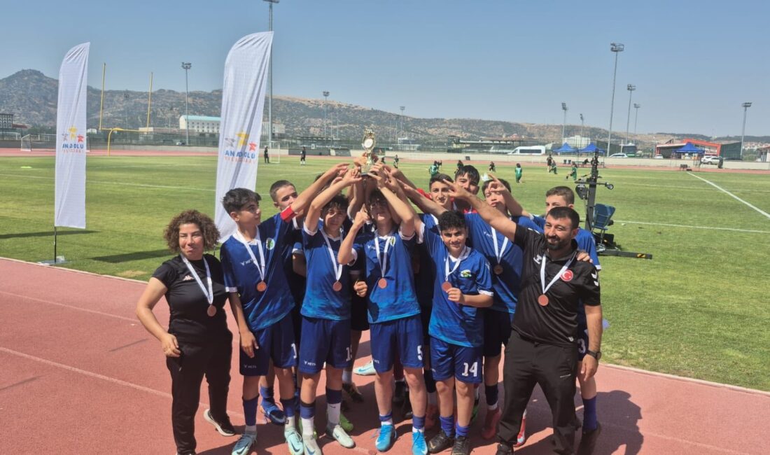 Afyonkarahisar'da düzenlenen Anadolu Yıldızlar Ligi Futbol Türkiye Şampiyonası'nda mücadele eden