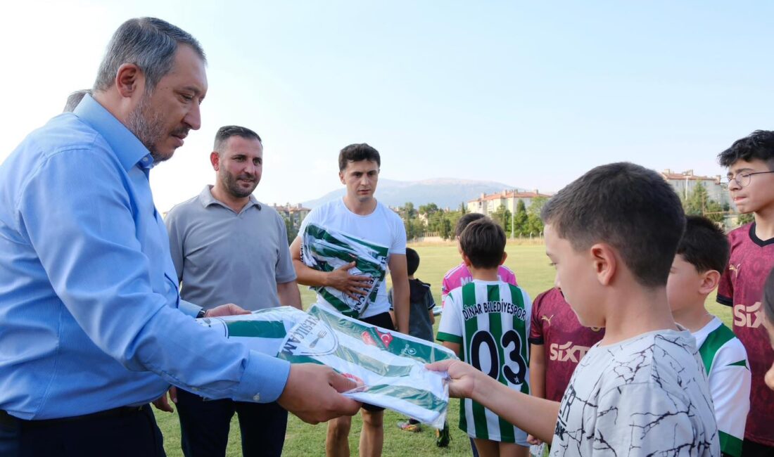 Dinar Belediyesi tarafından çocuklara yönelik düzenlenen Yaz Futbol Okulu, yoğun