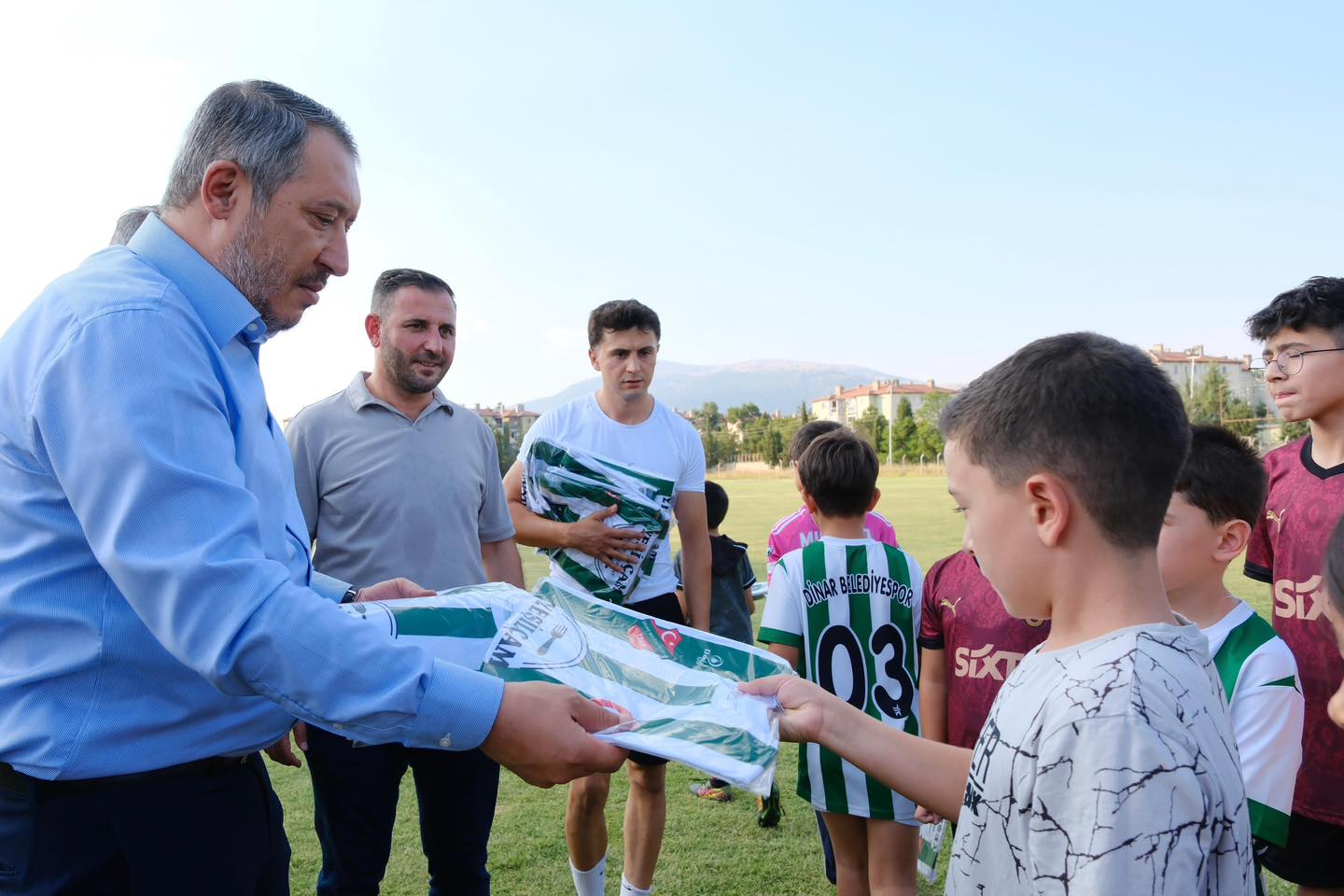Dinar Belediyesi tarafından çocuklara yönelik düzenlenen Yaz Futbol Okulu, yoğun