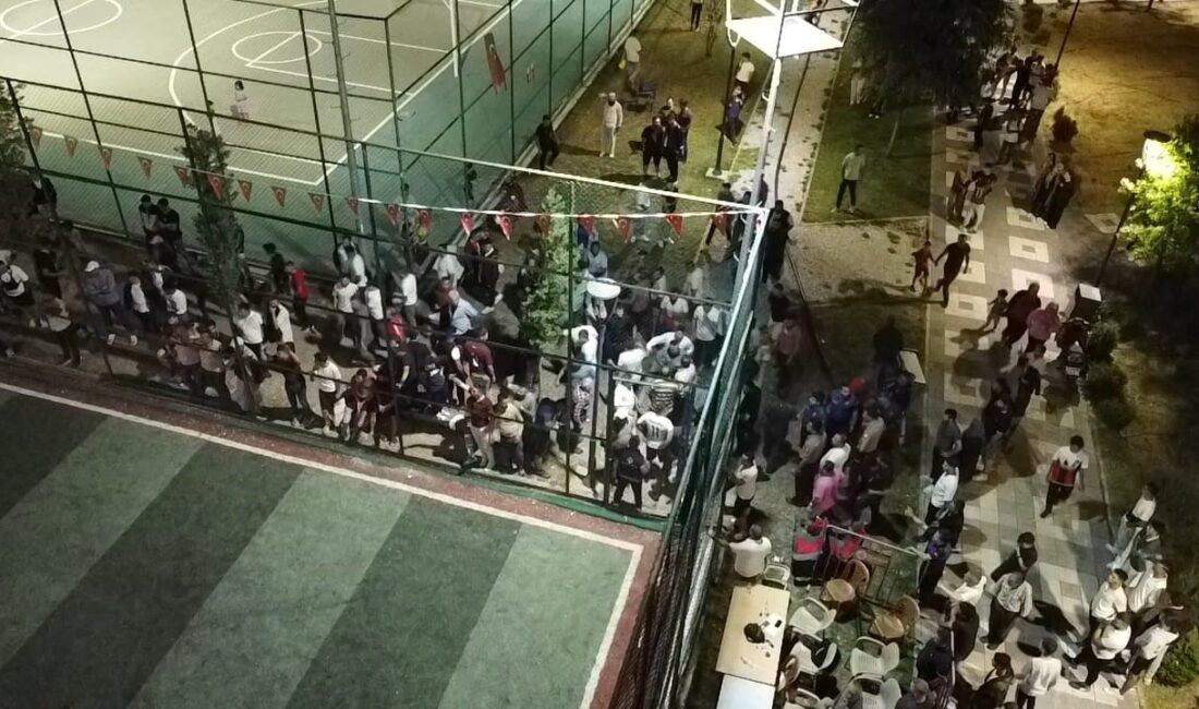Afyonkarahisar’da düzenlenen Zafer Kupası futbol müsabakaları sırasında hakemin kararlarına tepki