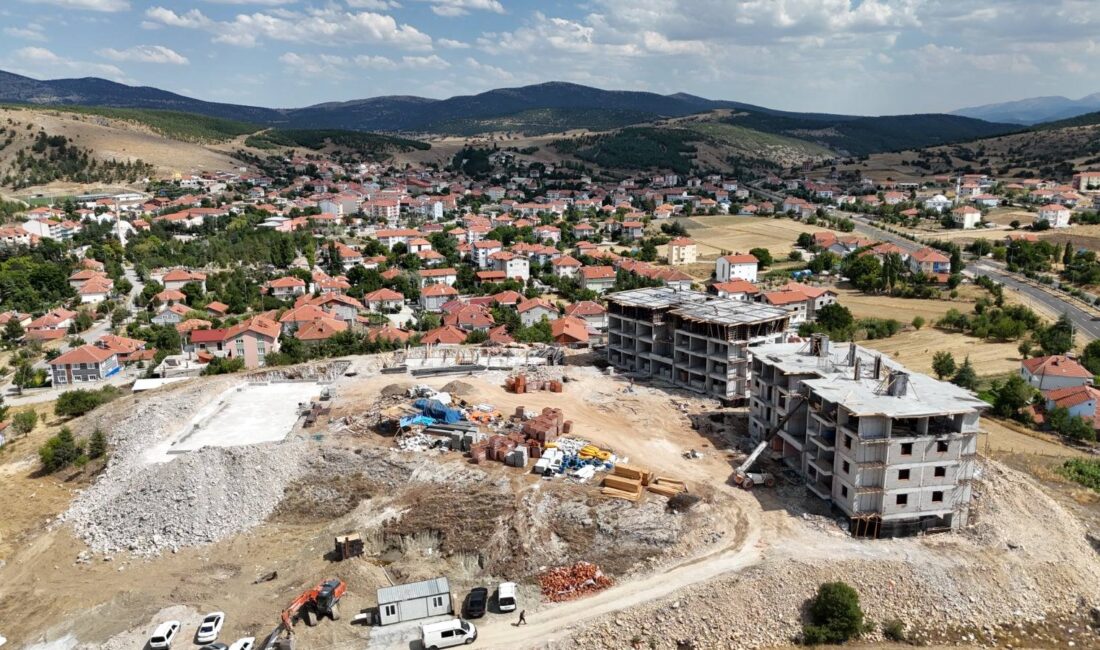   Hocalar Belediyesi sınırları içerisinde yapımı devam eden TOKİ konutları