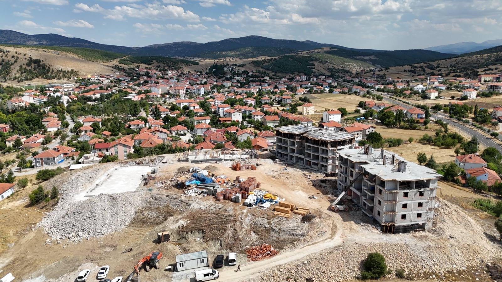   Hocalar Belediyesi sınırları içerisinde yapımı devam eden TOKİ konutları