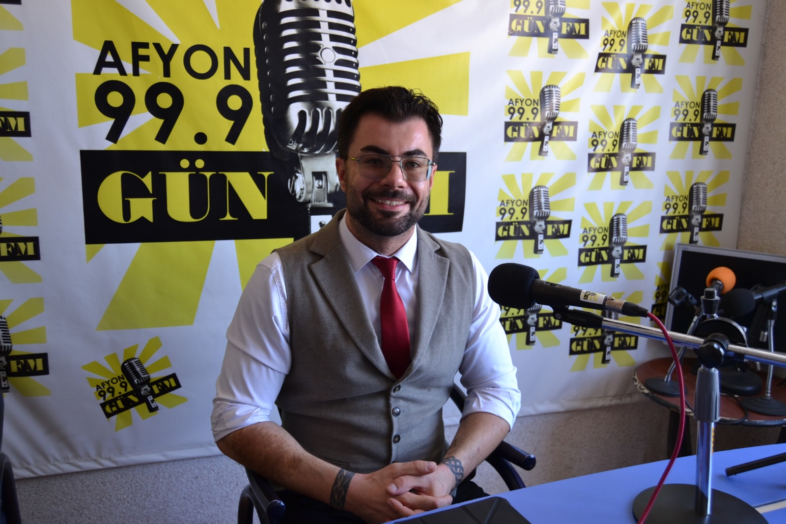 Kliniğinde hizmet veren Medikal ve Estetik Hekimi Dr. Esad Tatoğlu,