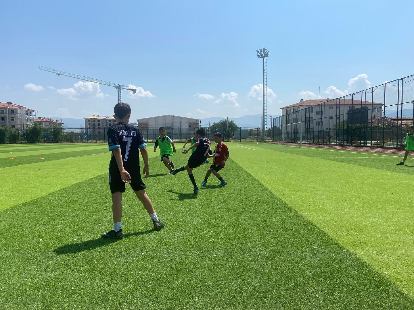 Afyonkarahisar’ın Başmakçı ilçesinde, çocuklara yönelik düzenlenen Yaz Futbol Okulu yoğun