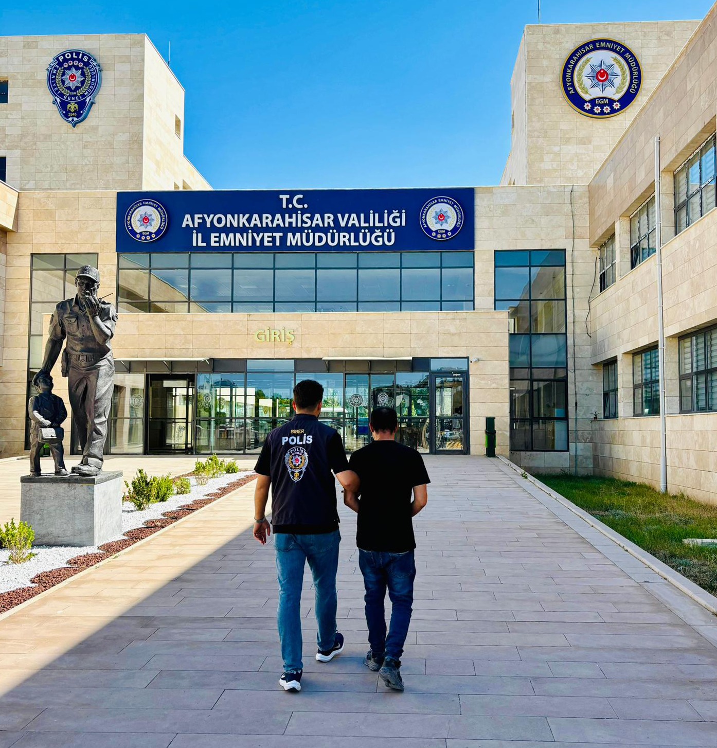 Afyonkarahisar Emniyet Müdürlüğü, aranan şahısların yakalanmasına yönelik yürüttüğü çalışmalar kapsamında
