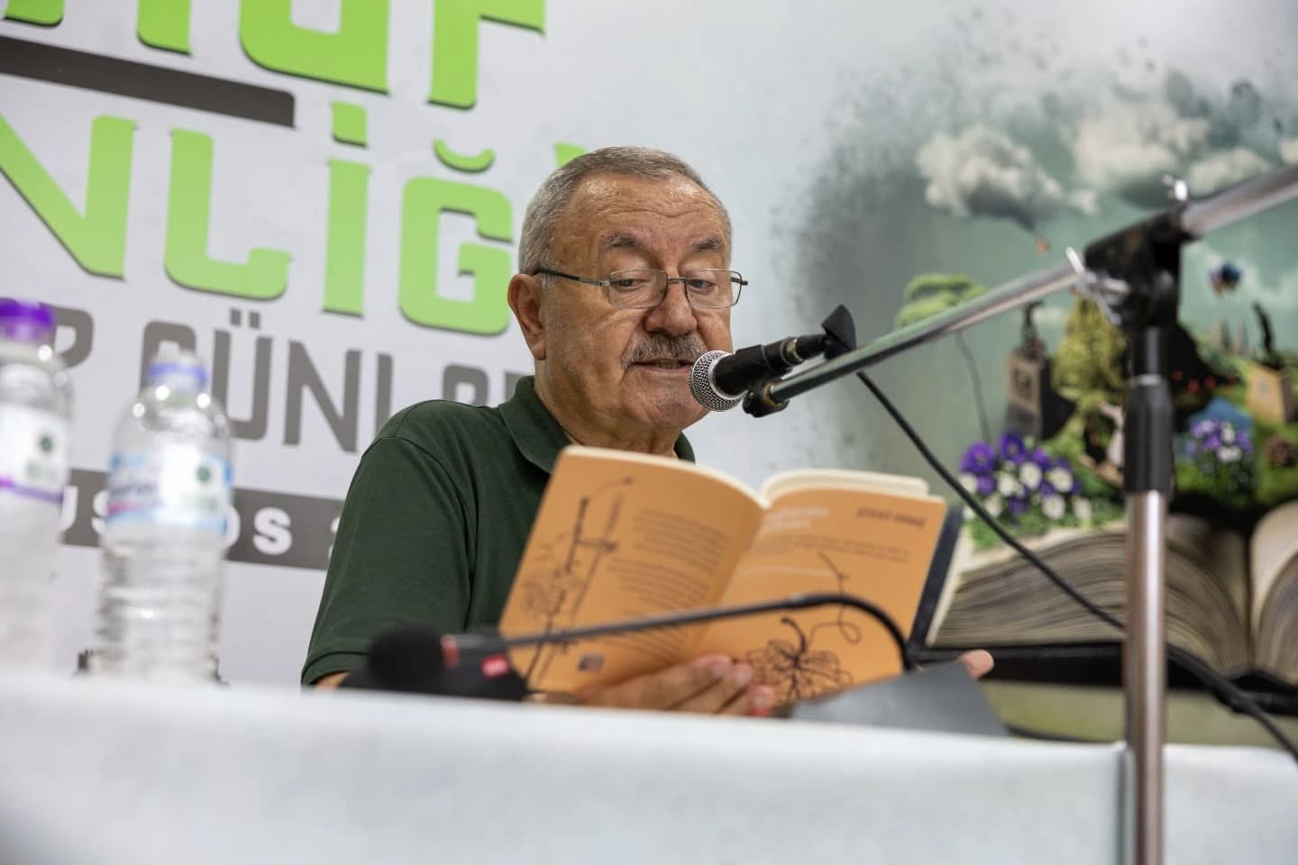 Afyonkarahisar Belediyesi tarafından düzenlenen Sahaf Şenliği Kitap Günleri, edebiyat tutkunlarını