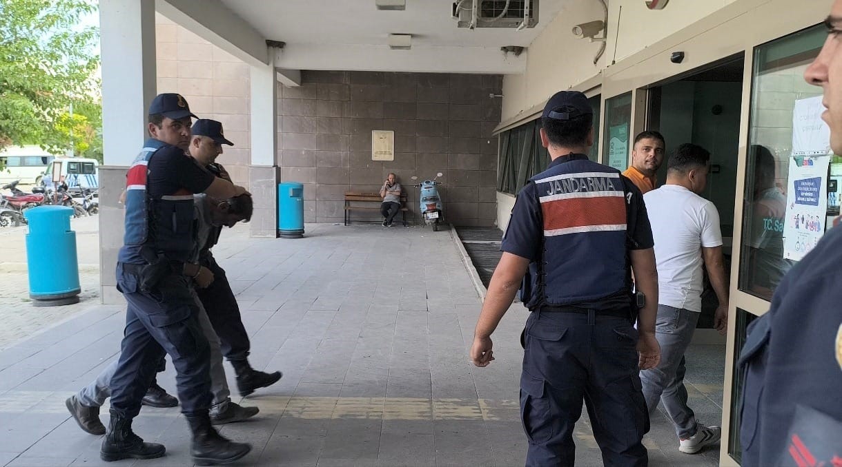 Afyonkarahisar’da telefonda tartıştığı kişiyi sokak ortasında tüfekle vuran şahıs tutuklanarak