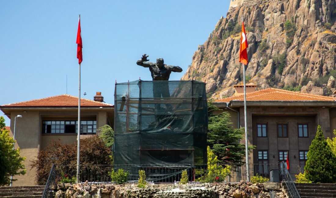 Afyonkarahisar’ın simge yapılarından biri olan Utku Anıtı, Belediye Başkanı Burcu