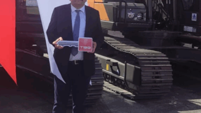 Başmakçı Belediyesi, Türkiye Belediyeler Birliği tarafından hibe edilen ekskavatör ile