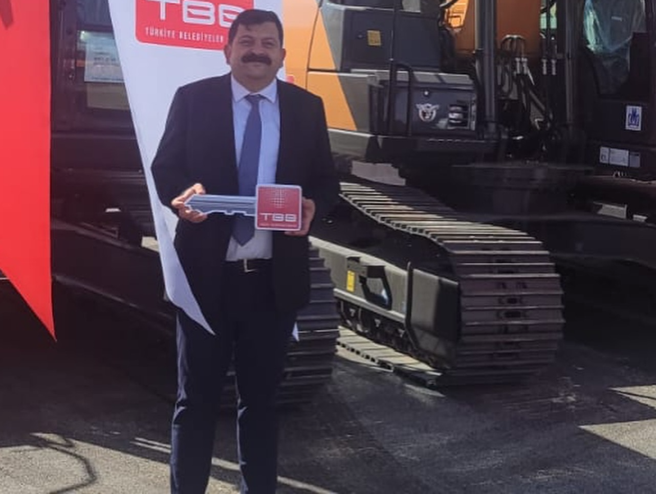 Başmakçı Belediyesi, Türkiye Belediyeler Birliği tarafından hibe edilen ekskavatör ile