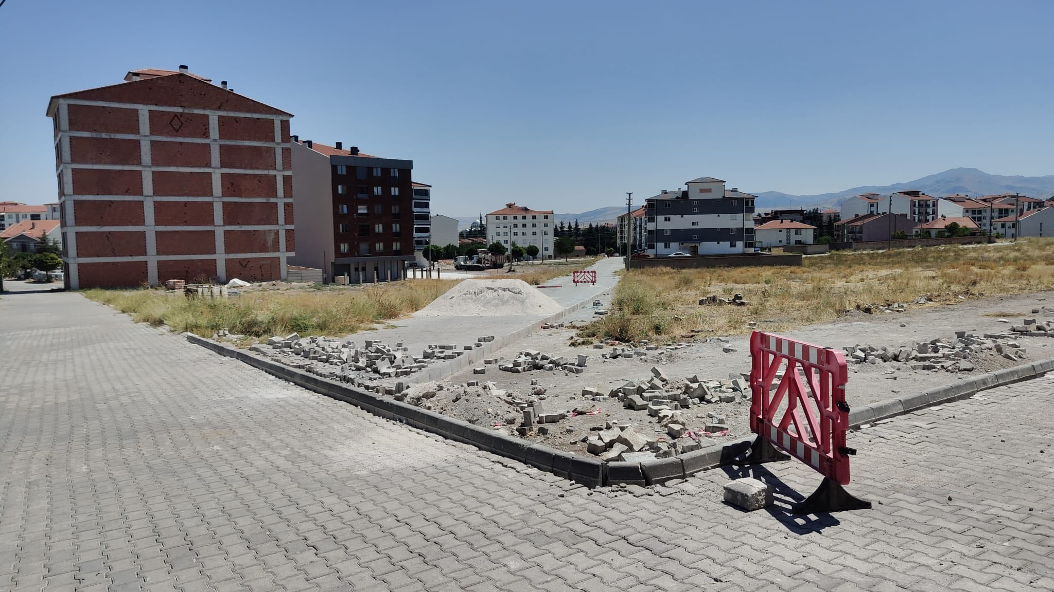 Emirdağ Belediyesi, ilçedeki yeşil alan yatırımlarına hız kesmeden devam ediyor.