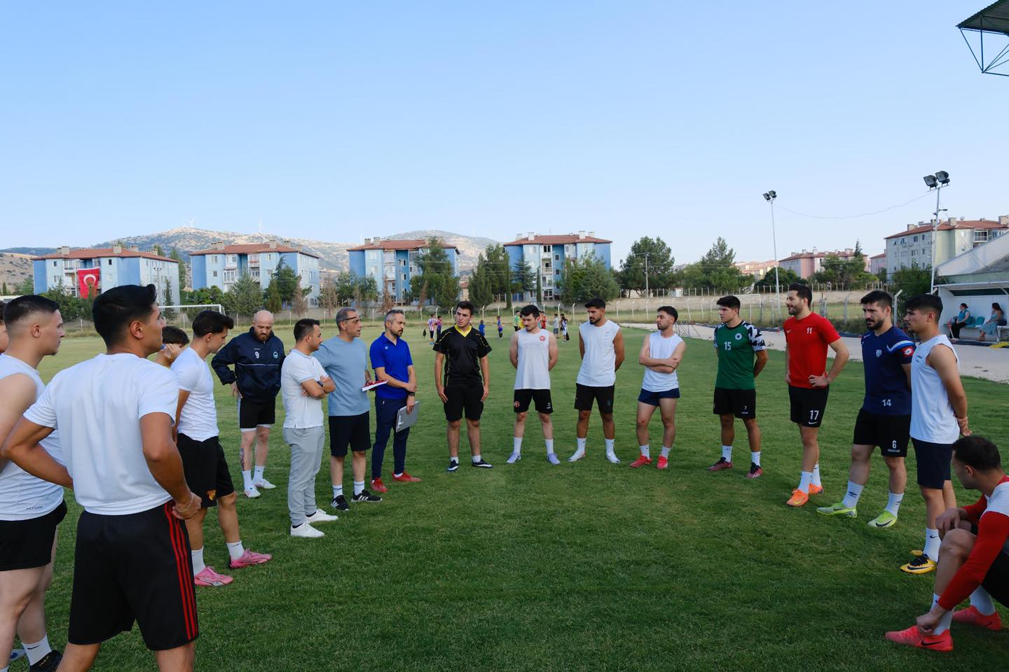 Dinar Belediyespor, 2025–2026 futbol sezonu öncesi hazırlıklarına ilk antrenmanla start