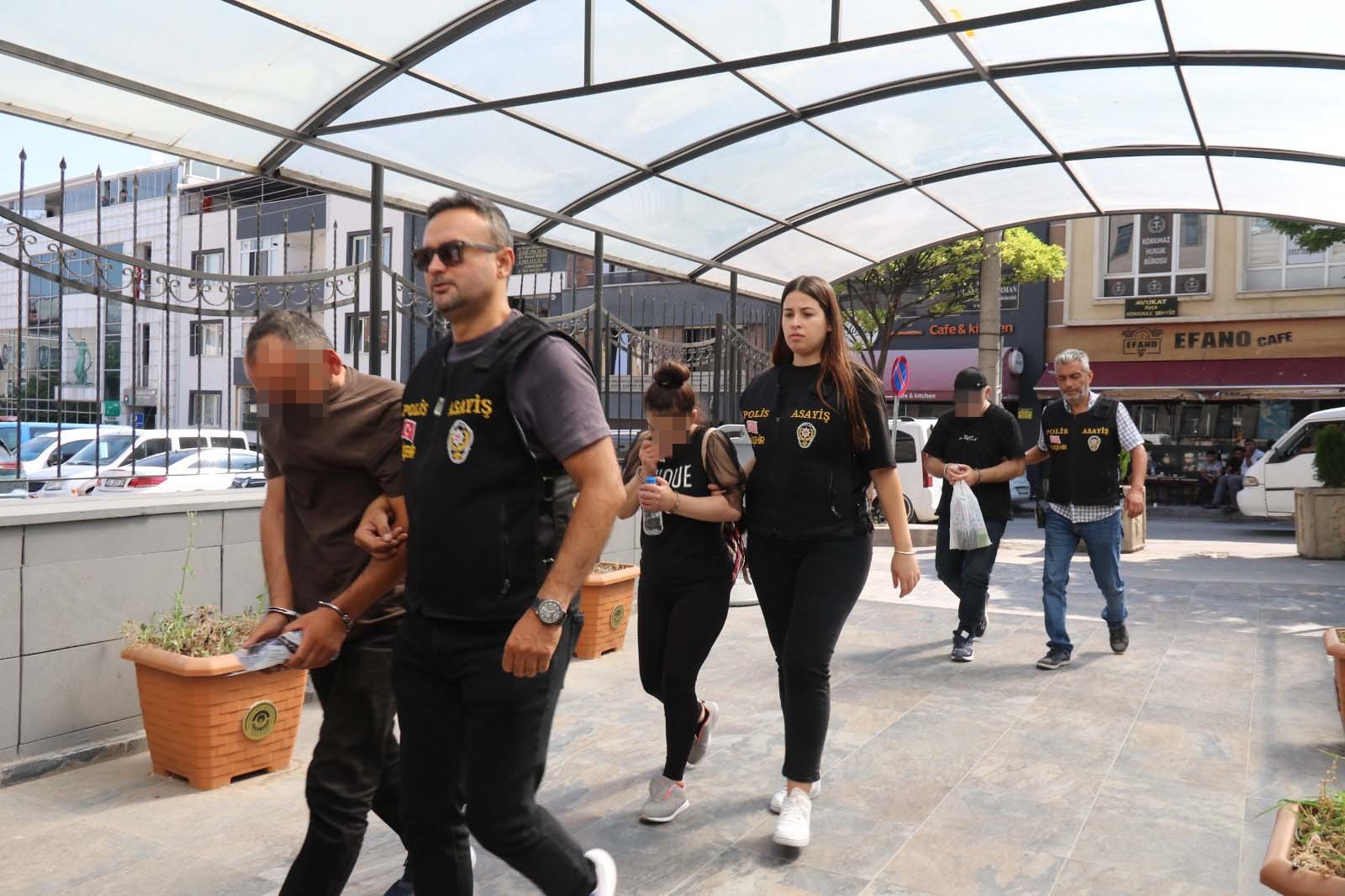 Eskişehir’de sahte kimlikle arsa tapusu sattığı, dublör kullanarak banka hesabı