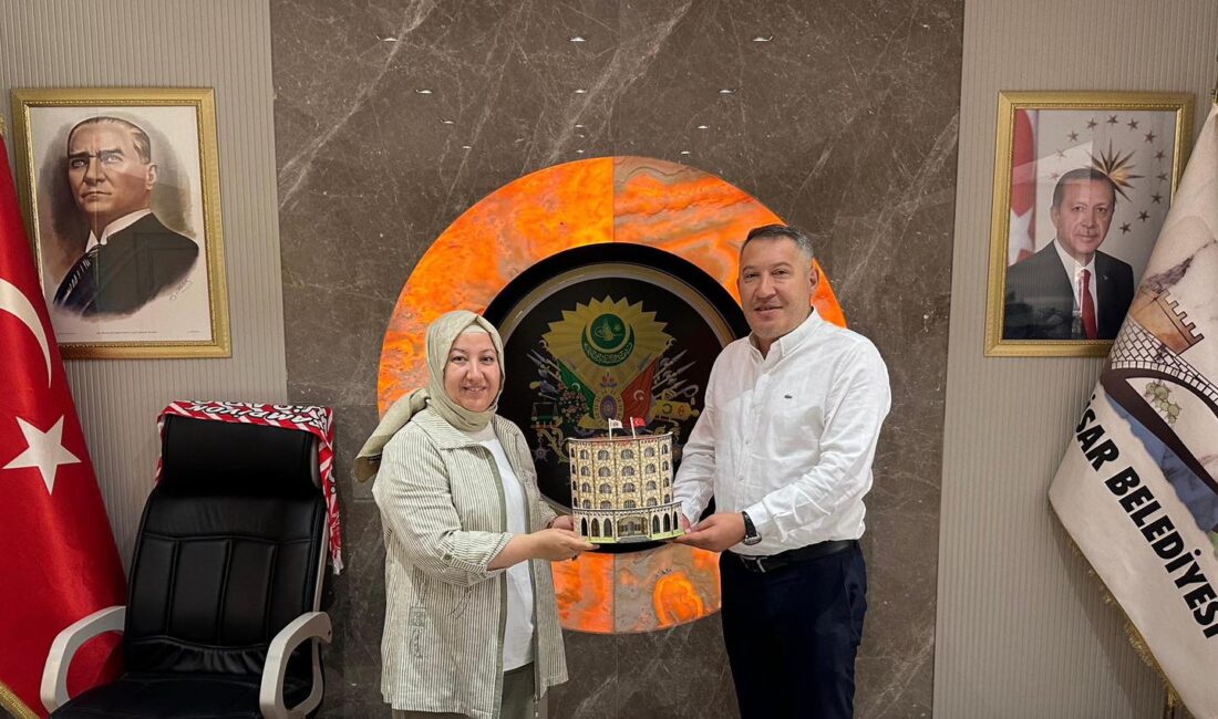 Dinar Belediye Başkanı Veysel Topçu, İscehisar Belediye Başkanı Seyhan Kılınçarslan’ı