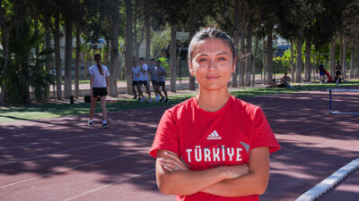 İzmir'de düzenlenen Türkiye Şampiyonası'nda kendisine ait kadınlar 400 metre T20