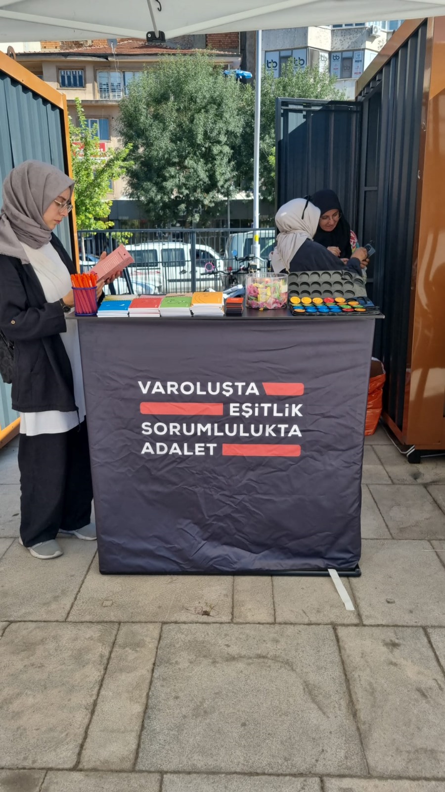   KADEM Afyonkarahisar Temsilciliği, kent merkezinde düzenlediği stand çalışmasıyla kadınların