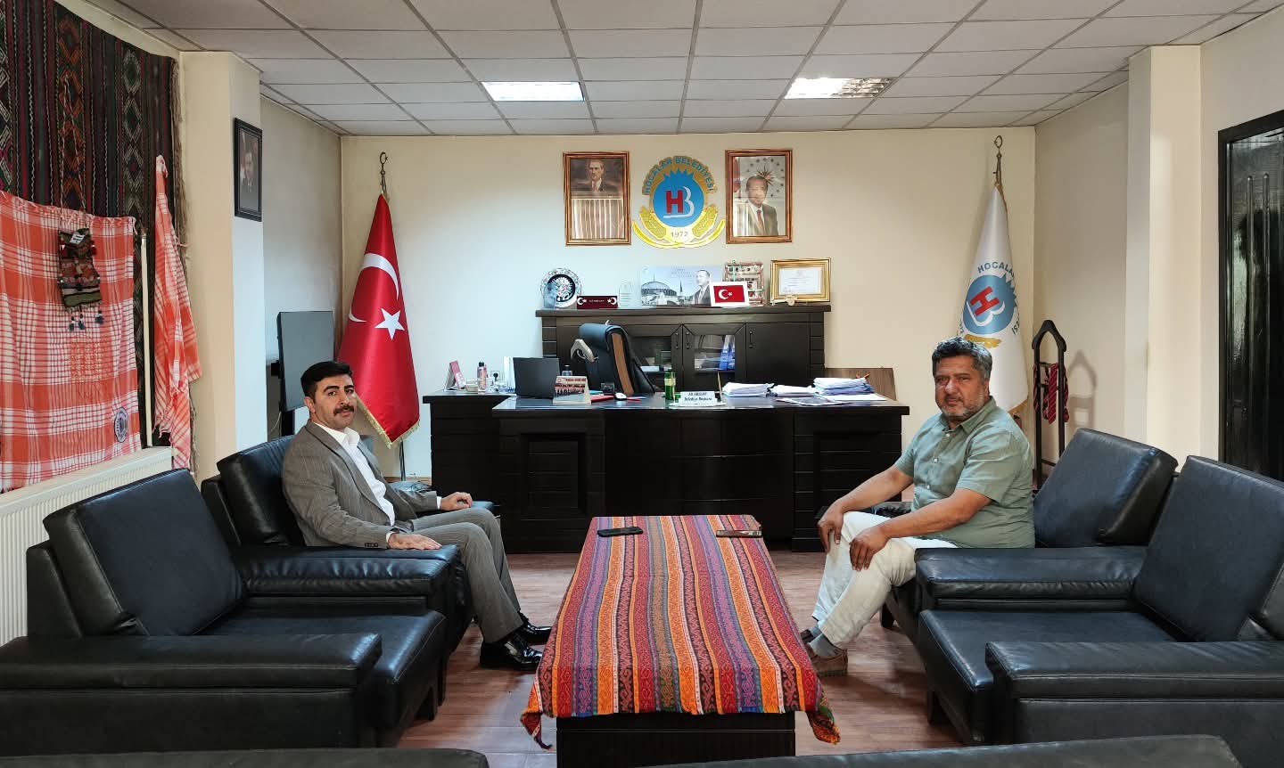 Hocalar’daki görevine başlayan Kaymakam Yunus Emre Altunkaynak, Hocalar Belediye Başkanı