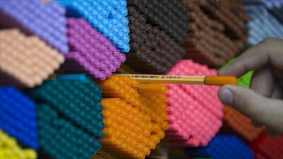 Uzmanlar, vitrinleri süsleyen merdiven altı kırtasiye ürünlerinde kullanılan zararlı kimyasalların