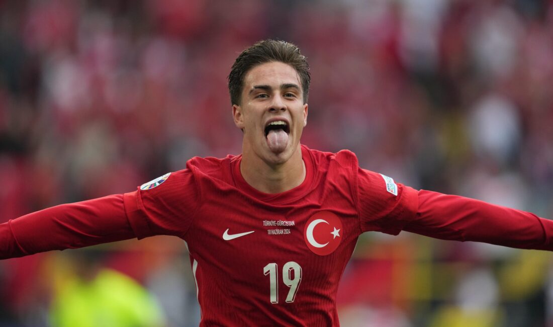 Milli futbolcu ve Afyonkarahisarlı Kenan Yıldız, havaalanında bir hayranının “İmzanı