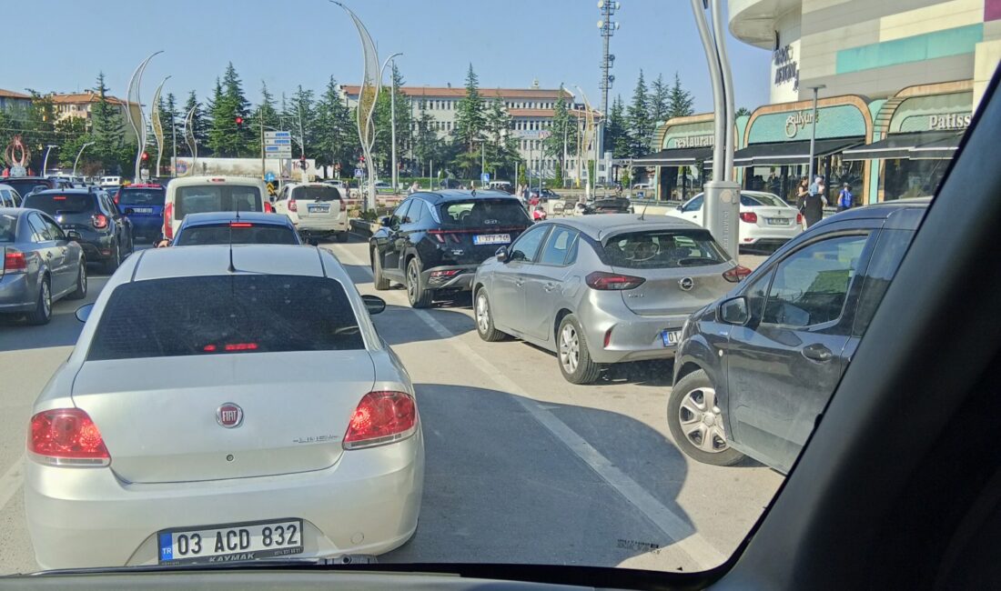 Afyonkarahisar’da bulunan AVM önünde uzun süredir park sorunu yaşanıyor. Gelişi