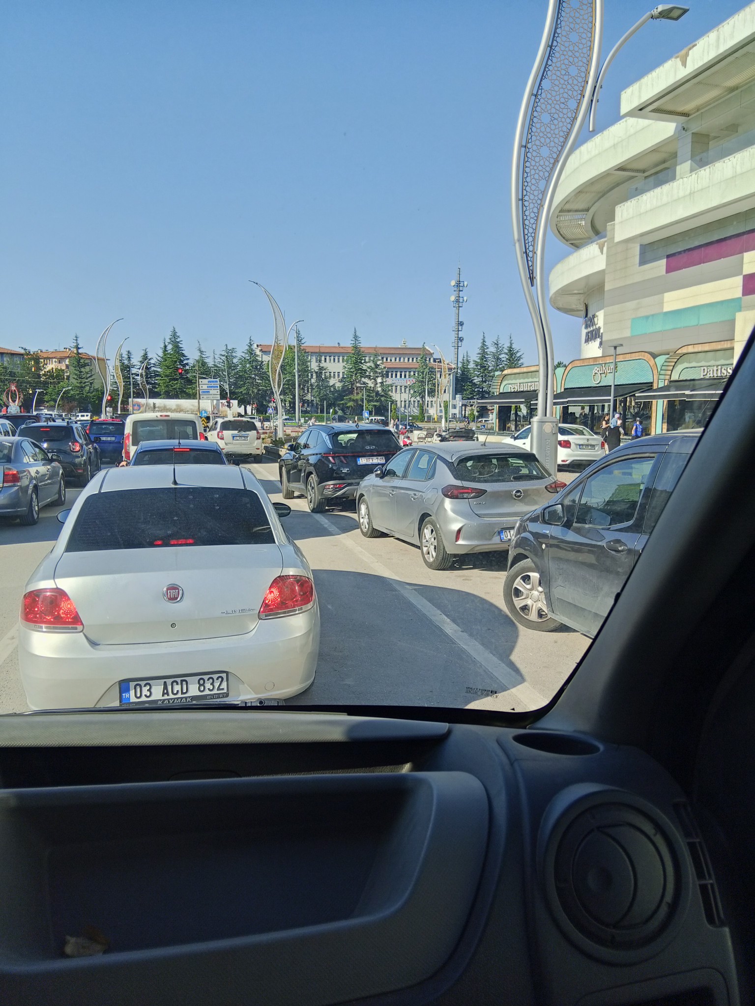 Afyonkarahisar’da bulunan AVM önünde uzun süredir park sorunu yaşanıyor. Gelişi