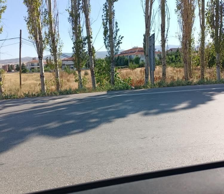 Afyonkarahisar’da etkili olan şiddetli rüzgar ve fırtına, kentte olumsuzluklara neden