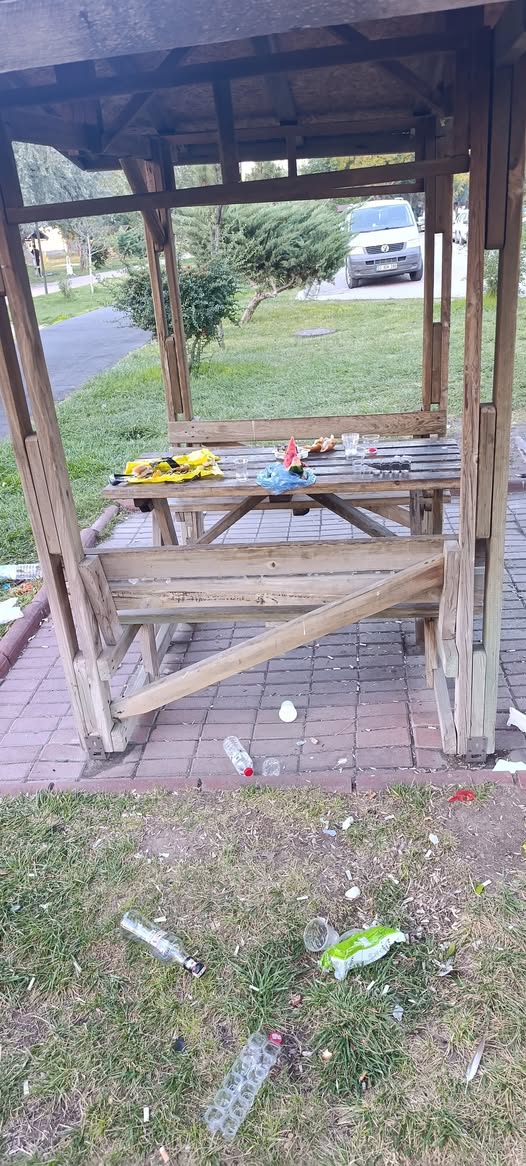 Afyonkarahisar’da bazı duyarsız vatandaşlar, piknik alanlarını adeta çöp eve çevirdi.