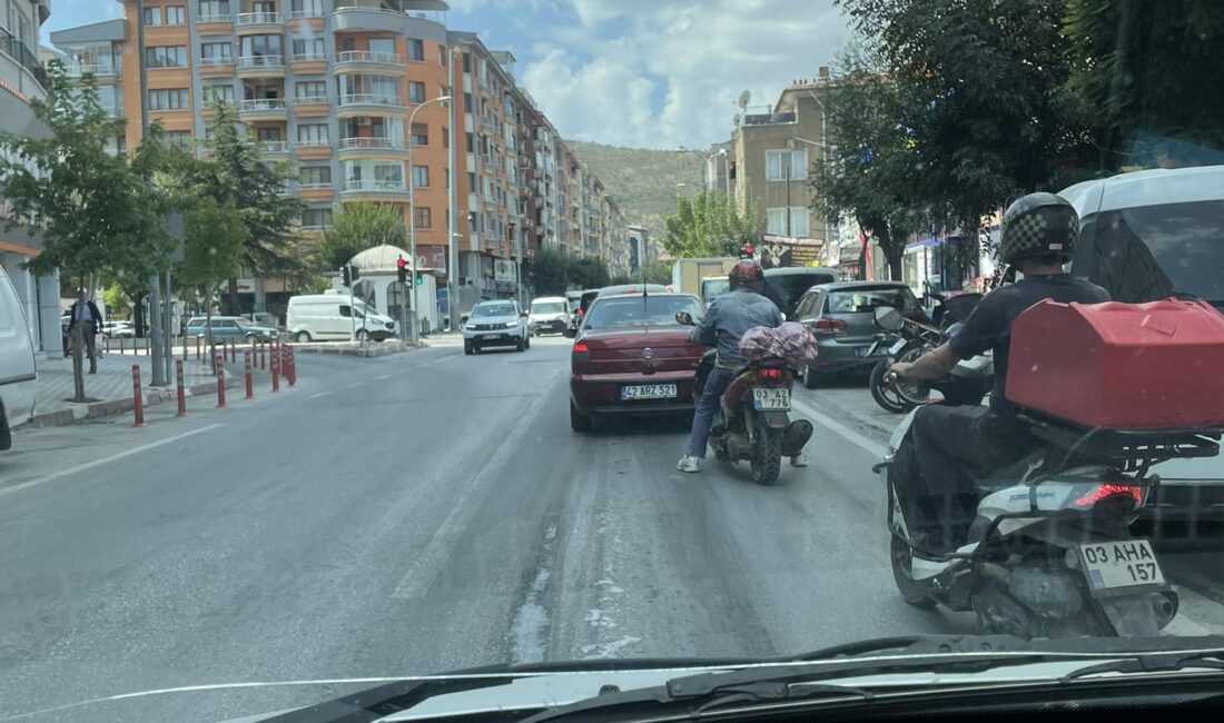 Afyonkarahisar’da bulunan Gazlıgöl Caddesi‘nde, özellikle Demiryalayan Türbesi ışıklarında yaşanan yoğunluk