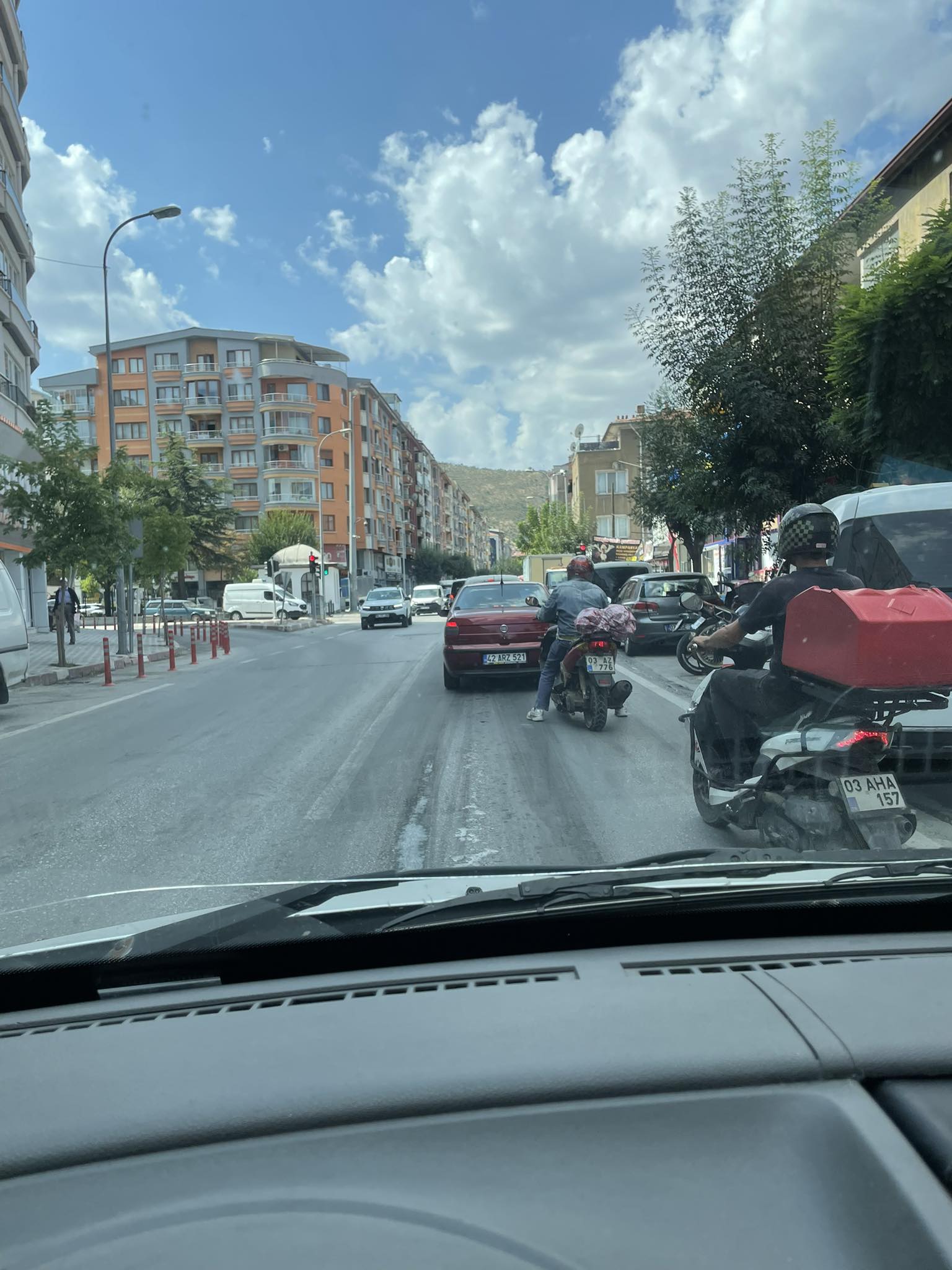 Afyonkarahisar’da bulunan Gazlıgöl Caddesi‘nde, özellikle Demiryalayan Türbesi ışıklarında yaşanan yoğunluk