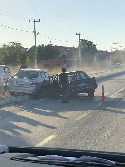 Afyonkarahisar’da Şuhut yolu üzerinde bulunan Salar kavşağında trafik kazası meydana