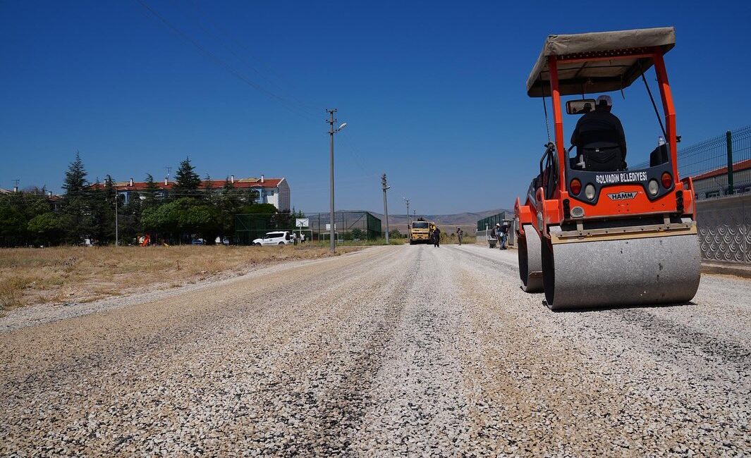 Bolvadin Belediyesi tarafından ilçenin yol altyapısını güçlendirmek ve ulaşımı daha
