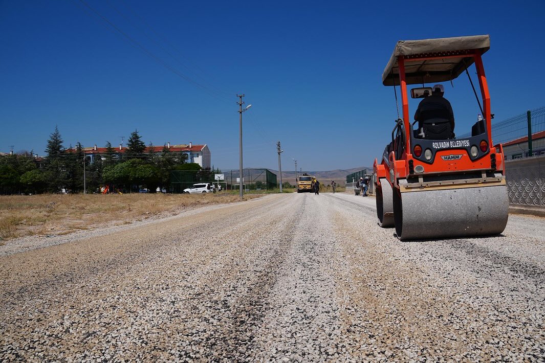 Bolvadin Belediyesi tarafından ilçenin yol altyapısını güçlendirmek ve ulaşımı daha