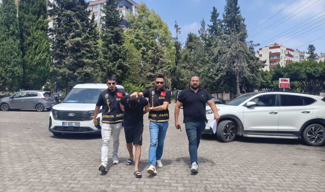 Antalya’da elindeki bıçakla kuyumcuya girip 18 bileziği gasp ettikten sonra