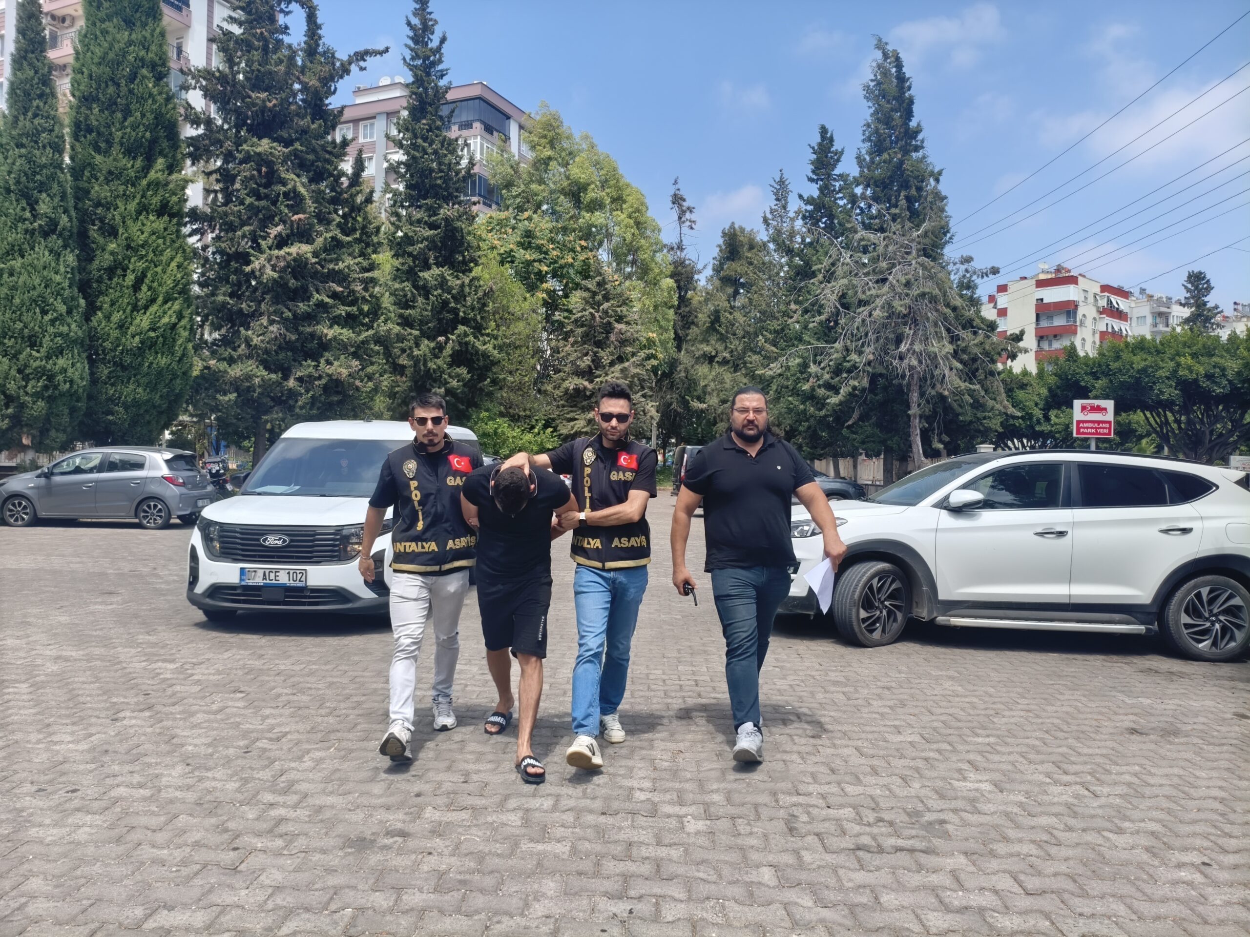 Antalya’da elindeki bıçakla kuyumcuya girip 18 bileziği gasp ettikten sonra
