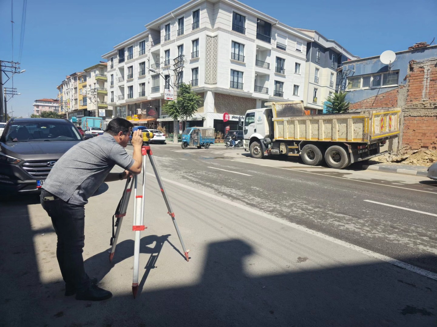 Santral Caddesi’nde uzun süredir boş olarak duran alanda, Bolvadin Belediyesi