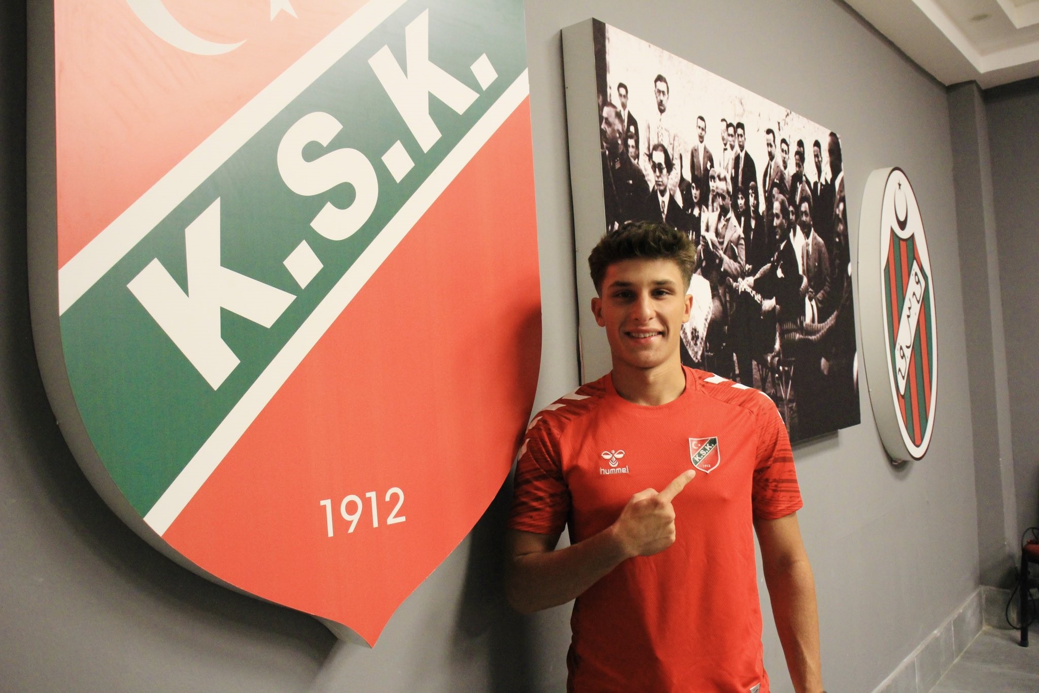 Karşıyaka, Fenerbahçe U19 takımında forma giyen 2006 doğumlu orta saha