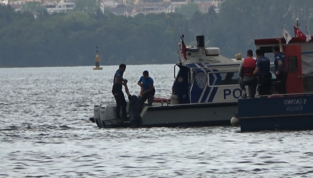 Kocaeli'nin İzmit ilçesinde, duyarlı vatandaşların denizde hareketsiz bir kişi olduğu