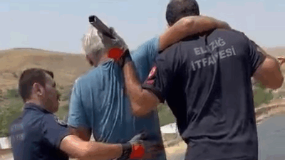 Elazığ'da şiddetli rüzgarın etkisiyle devrilen demir profillerden biri, bahçesinde çalışan