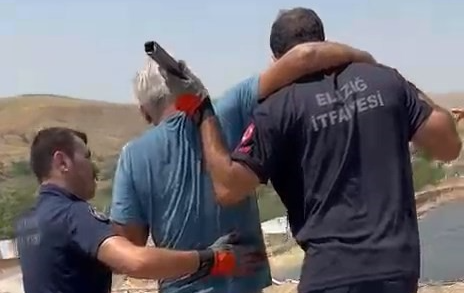 Elazığ'da şiddetli rüzgarın etkisiyle devrilen demir profillerden biri, bahçesinde çalışan