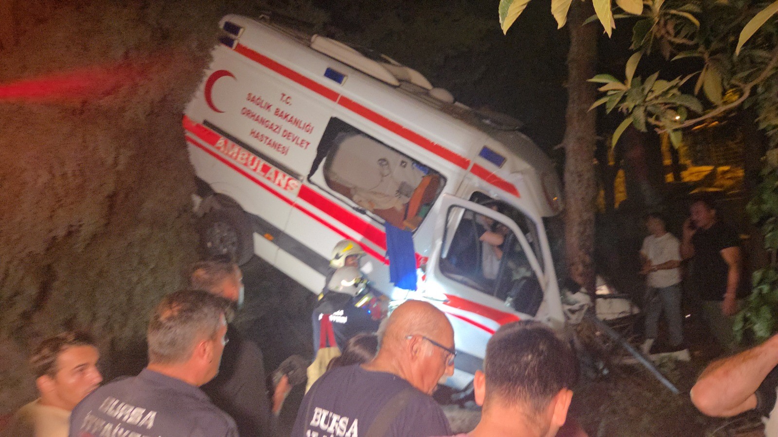 Bursa'nın Orhangazi ilçesinde, bir hasta nakil ambulansı ile kamyonetin çarpışması