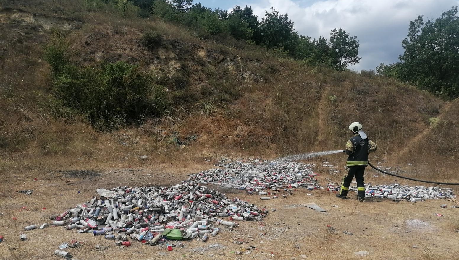 Kocaeli'nin İzmit ilçesinde bir ormanlık araziye terk edilen yüzlerce basınçlı