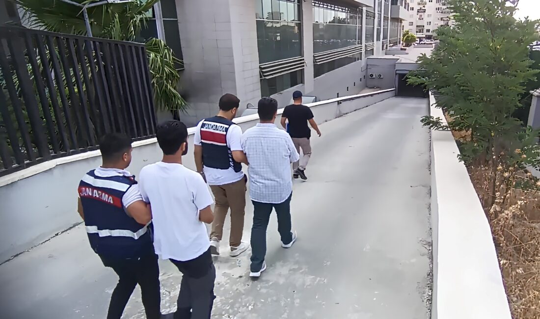 Mersin'de terör örgütü DEAŞ'a finansal destek sağladıkları iddiasıyla yürütülen operasyonda
