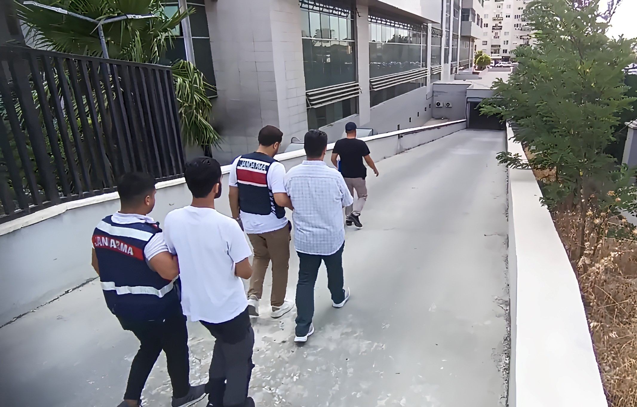 Mersin'de terör örgütü DEAŞ'a finansal destek sağladıkları iddiasıyla yürütülen operasyonda